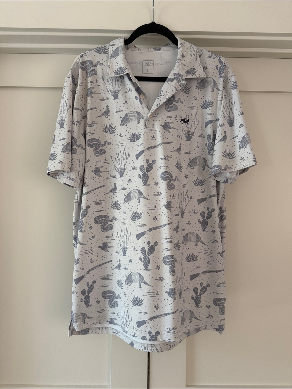 Two Doves Men’s Short Sleeve Desert Print Polo - Light Gray
